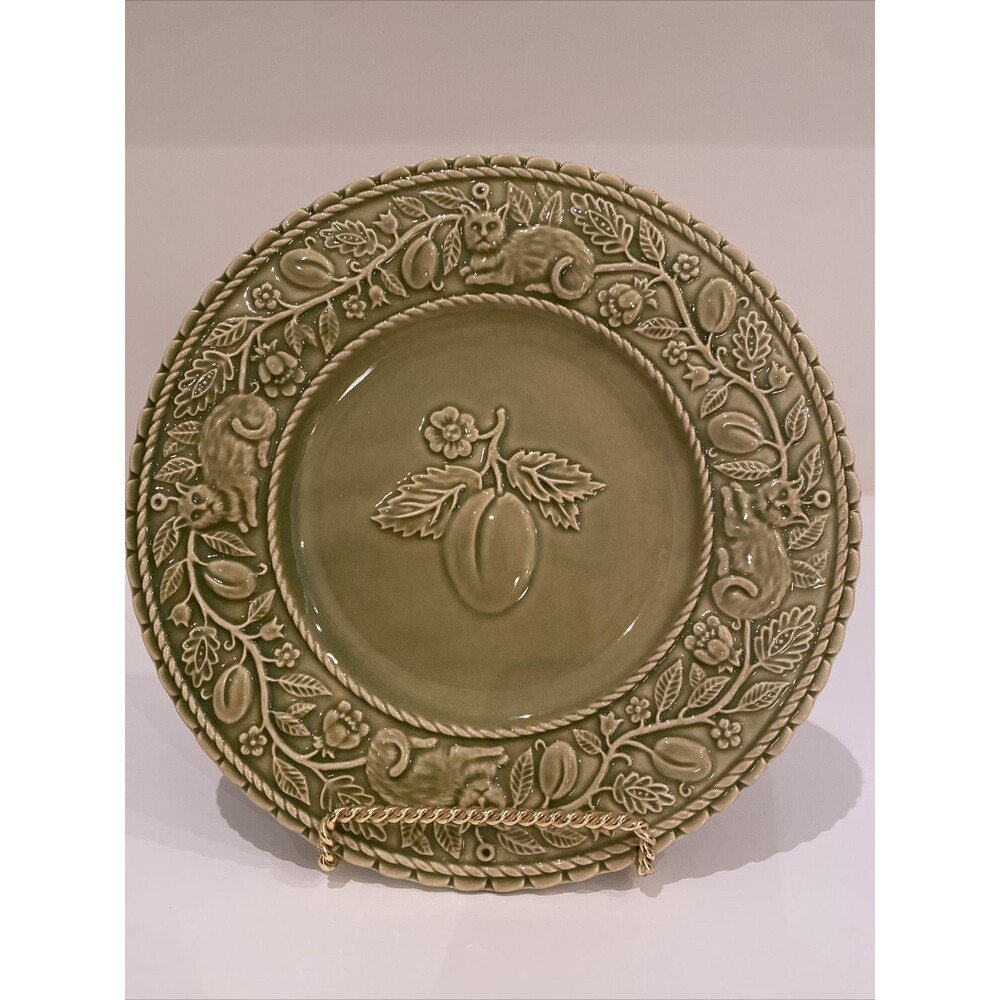 BORDALLO PINHEIRO BPI65 SALAD PLATE 8 1/8" EMBOSSED GREEN PLUMS CATS FROG LABEL